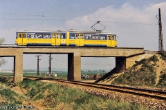 Triebwagen 401 überquert die Bahnstrecke kurz vor dem Gleisdreieck Waltershausen. (zwischen 1991 und 1994)