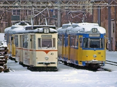 TW 43 und TW 528 an der Wagenhalle. (29. Januar 2005)