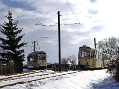 TW 215 mit TW 47 im Gleisdreieck am Kreiskrankenhaus. (29. Januar 2005)