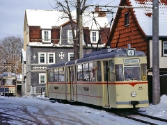 TW 215 in der Ortsdurchfahrt Waltershausen. (29. Januar 2005)
