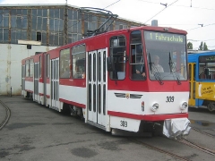 Triebwagen 309 vor der Wagenhalle. (12. September 2004)