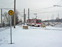 Triebwagen 309 bei der Ankunft am verschneiten Gleisdreieck Waltershausen. (27. Dezember 2004)