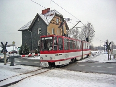 Triebwagen 312 passiert den BÜ in Schnepfenthal. (27. Dezember 2004)