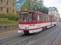Triebwagen 312 in der Bahnhofstraße. (5. November 2005)