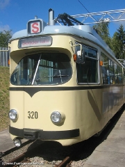 Triebwagen 320 ebenfalls neben der Wagenhalle. (12. September 2004)