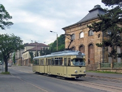 Triebwagen 320 passiert die Orangerie. (15. Juni 2005)