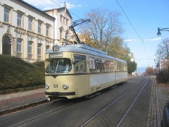 Triebwagen 320 in der oberen Bahnhofstraße. (5. November 2005)