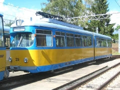 Triebwagen 324 auf einem Abstellgleis neben der Wagenhalle. (12. September 2004)