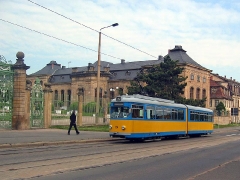 Triebwagen 324 vor der Orangerie. (15. Juni 2005)