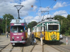Triebwagen 396 mit dem Traditionszug am Hauptbahnhof. (12. September 2004)