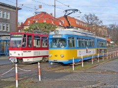 Triebwagen 442 und Triebwagen 311 ebenfalls am Hauptbahnhof. (15. Januar 2005)