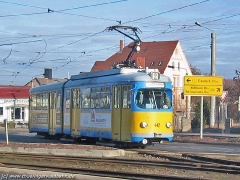 Triebwagen 442 kommt aus der Hersdorfstraße. (15. Januar 2005)