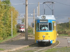 Triebwagen 528 am Gleisdreieck Walterhausen. Im Hintergrund TW 308. (16. Oktober 2004)