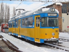 Triebwagen 592 neben der Wagenhalle. (29. Januar 2005)