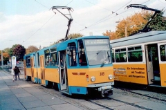 Triebwagen 305 am Hauptbahnhof. (14.10.2002)