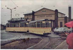 Triebwagen 36 mit Beiwagen 71 vor der Fassade des Hauptbahnhofs. (Sommer 1990)