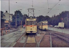 Triebwagen 36 mit Bw 71 an der Hst. Hauptbahnhof. Dahinter Tw 37 (Sommer 1990)