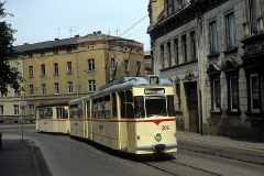 Tw 209 und Bw 96 als Zug der Linie 1 am unteren Ende der Waltershäuser Strasse. (Juni 1989)