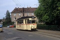 Während meines Besuchs im Juni 1989 war die Schleife am Ostbahnhof wegen Bauarbeiten nicht in Betrieb, sodass auf der Linie 2 solofahrende Zweirichtungswagen unterwegs waren (wenn ich mich recht erinnere, fuhren diese auch nur bis Huttenstrasse).  Es folgen mehrere Aufnahmen dieses Einsatzes, zunächst Tw 47. (Juni 1989)