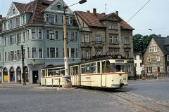Gelenkwagen 202 auf dem Hersdorfplatz - schwach erkennbar ist das Geleise der 1985 stillgelegten Friedhofslinie. (Juni 1990)