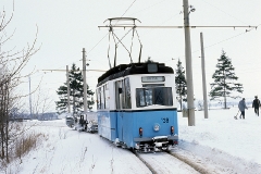 Am Gleisdreieck in Waltershausen pausierte Tw 38 vom Schneepflug-Einsatz. (Februar 1991)