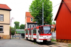 Im Ortsbereich von Sundhausen verläuft die Thüringerwaldbahn zwischen den Häusern des kleinen Ortes hindurch. Am 21. Mai 2016 ist hier der Tatra Triebwagen mit der Nummer 315 im Einsatz.