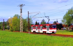 Nahe der kleinen Ortschaft Wahlwinkel rollt der Tatra Triebwagen mit der Nummer 308 am 21. Mai 2016 in Richtung Waltershausen. Diese weiß/rot lackierten Triebwagen fuhren zuletzt in der Landeshauptstadt Erfurt und tragen auch noch das Farbkleid der Erfurter Verkehrsbetriebe.