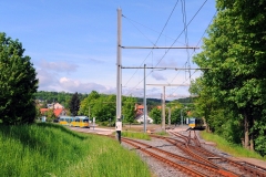In Waltershausen befindet sich ein Gleisdreieck, dass die Linie 6 nach Waltershausen (Bahnhof) mit der Linie 4 der Thüringerwaldbahn nach Tabarz, bzw. Gotha verbindet. Am 21. Mai 2016 warten dort der Tatra Zug der Linie 6 nach Waltershausen (Bahnhof, rechte Bildseite) und ein Zug der Waldbahn nach Tabarz (links) auf die Abfahrt.