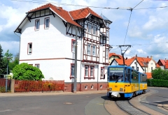 In Waltershausen führt die Linie 6 inmitten der schönen historischen Gebäude am Rande der historischen Altstadt vorüber. Früher gab es auch eine Strecke die mitten durch die Altstadt hindurch führte. Das Bild entstand in der Nähe der Ohrdrufer Straße/ Im Brühl (21. Mai 2016).