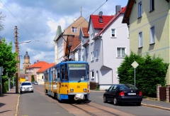 Von der Straße “Im Brühl” hat man einen schönen Blick auf die Stadtkirche “Zur Gotteshilfe” in Waltershausen. Die historische Altstadt ist in jeden Fall einen Besuch wert !! Am 21. Mai 2016 rollt der Triebwagen 316 in Richtung Waltershausen (Bahnhof).