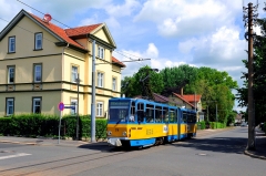 Am 21. Mai 2016 ist der Triebwagen 316 in der Goethestraße unterwegs in Richtung Gleisdreieck. Die beschauliche Stadt Waltershausen bildet einen stimmigen Rahmen.