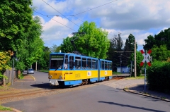 Der Triebwagen mit der Nummer 316 hat soeben den Bahnhof von Waltershausen verlassen und fährt in die Albrechtstraße ein (21. Mai 2016).