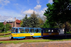 Am 21. Mai 2016 wartet der Tatra Zug mit der Nummer 316 im Bahnhof von Waltershausen auf Fahrgäste. Die Straßenbahn führte früher weiter bis in die historische Altstadt von Waltershausen. ...