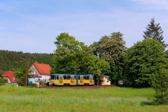 Weiter mit der Linie 4 in Richtung Tabarz. Kurz vor dem Endbahnhof Tabarz rollt der Triebwagen von der Gefällestrecke ab der Station Marienglashütte bis zum Endbahnhof hinab (23. Mai 2016).