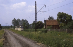 Die Strecke verläuft nun am Ortsrand von Sundhausen. Der Verstärker kommt vom Boxberg zurück. (12.07.1987)