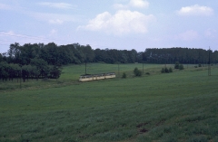 Die Waldbahn als Wiesenbahn zwischen Boxberg und Leina. (12.07.1987)