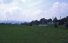 Gotha-Zug nach Gotha zwischen Leina und Boxberg mit dem Großen Inselsberg im Hintergrund.