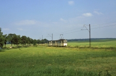 Vor Wahlwinkel wendet sich die Waldbahnstrecke von der Landstraße ab. Tw 212 und sein Beiwagen werden von einem Tatra-Verstärker verfolgt ...
