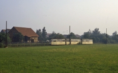 Doch jetzt geht’s wieder an die Strecke im Juli 1987 : Ein Gotha-Zug schaukelt am 15.07.1987 an Wahlwinkel vorbei.