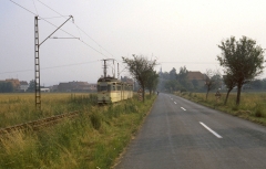 Hinter Wahlwinkel verläuft die Waldbahnstrecke zunächst neben der Landstraße nach Friedrichroda (Tw 213/15.07.1987)