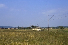 Blick aus der LPG auf Wahlwinkel und den Waldbahnzug nach Tabarz. (Tw 206/12.07.1987)