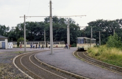 Ein Gotha-Zug ist am Gleisdreieck angekommen, die Fahrgäste nach Waltershausen müssen in den Tatra umsteigen. (17.07.1987)