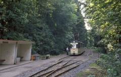 Auch der Fahrer des Gotha-Tw 213 kann sich bis zum Eintreffen des Gegenzuges noch die Beine vertreten. (17.07.1987)
