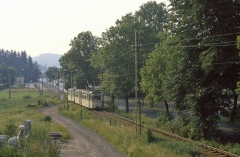 Tw 213 hat mit seinem Beiwagen die Endstation Tabarz verlassen und macht sich auf den knapp einstündigen Weg zum Gothaer Hauptbahnhof.