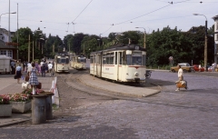 Dreimal Linie 2 in der alten Haltestellenanlage am Hauptbahnhof im Juli 1987.