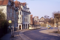 Gotha-Tw 210 hat am 17.03.1990 gerade den Hersdorfplatz überquert. Nach links zweigte bis 1985 die Linie 3 zum Friedhof ab.