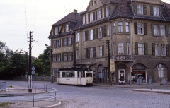 Tw 39 am Hersdorfplatz. Heute ist der Platz unschön mit rot-weißen Plaste-Elementen möbliert.