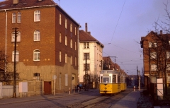 Die Winter-Sonnenwende ist gerade mal sechs Tage, die politische knapp drei Monate her, als Vorserien-Gotha 43 mit seinem Beiwagen in den