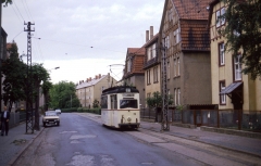 Tw 39 in der Reuterstraße. Heute ist der Abschnitt vom oberen Ende des Nelkenbergs bis zum Ostbahnhof zweigleisig ausgebaut.