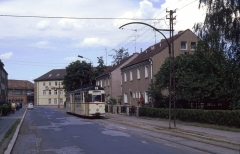 Tw 209 auf dem Weg zum Hauptbahnhof. Die Masten stammen wohl noch aus der Eröffnungszeit der Strecke (1928).
